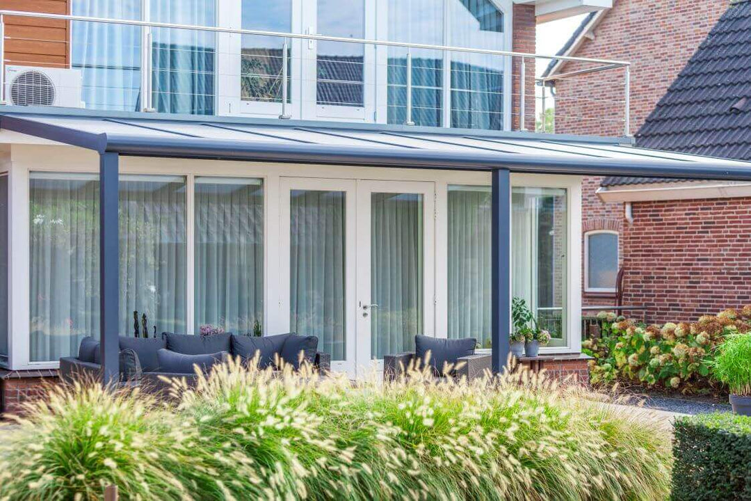 Modern patio with Deponti Bosco veranda featuring floor-to-ceiling Fiano glass panels