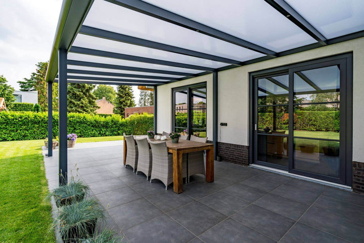 Contemporary garden room by Deponti Bosco with Fiano glazing on stylish patio tiles