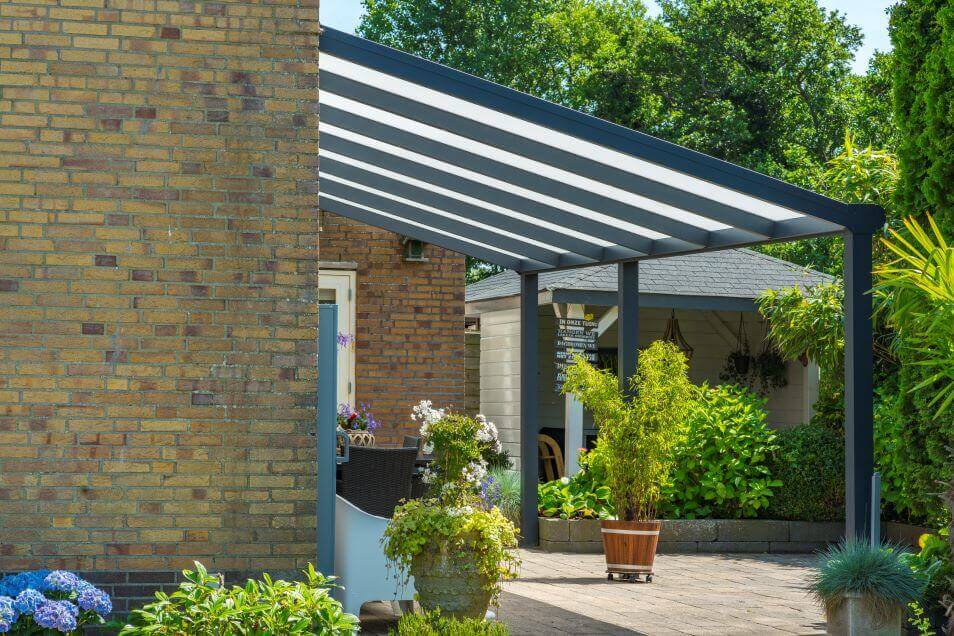 Deponti Bosco veranda and garden room with transparent Fiao glazing overlooking tiled patio